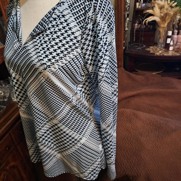New York & Company Stretch Patterned Long Sleeve Blouse - Picture 6 of 9